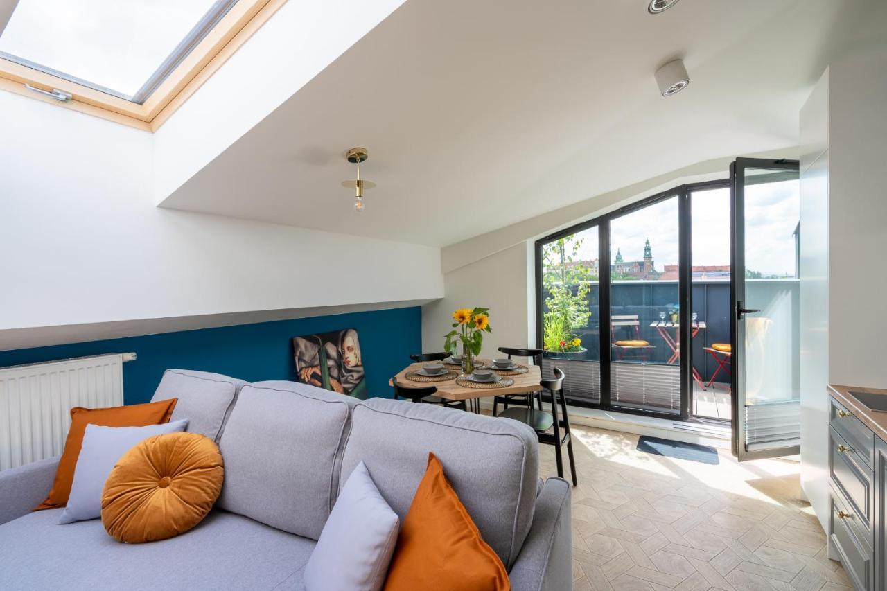 3 Minutes Old Town Apartment