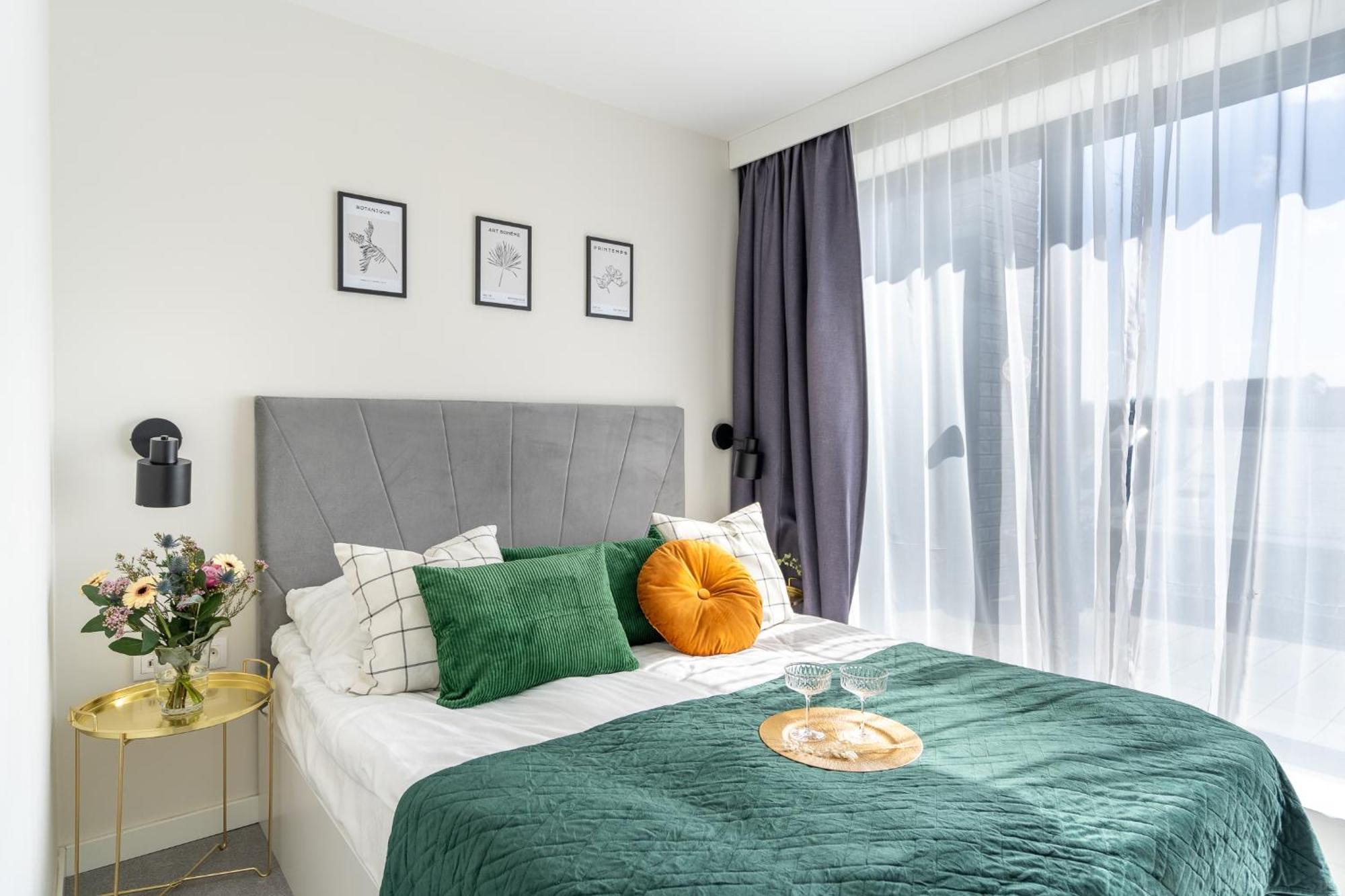 3 Minutes Old Town Apartment
